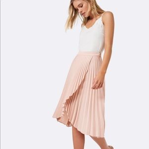Pleated blush pink skirt Forever New